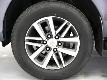 TOYOTA HILUX DC 2.4D AT INVINCIBLE