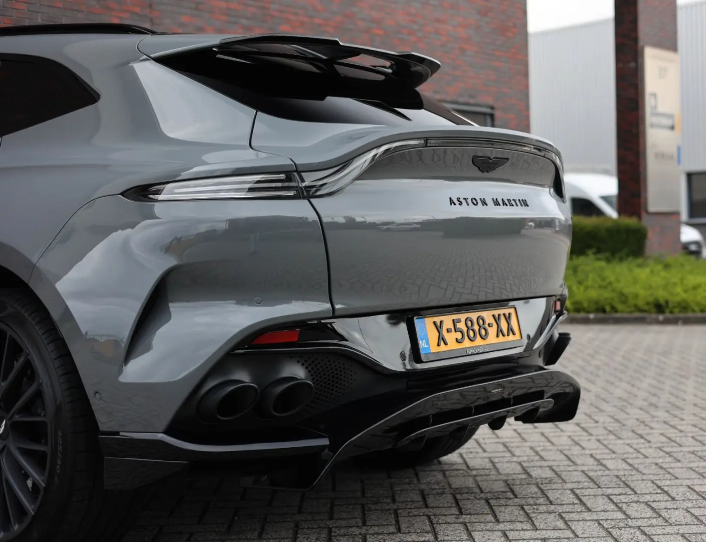 DBX 4.0 V8 707 | China Grey - Carbon Pack