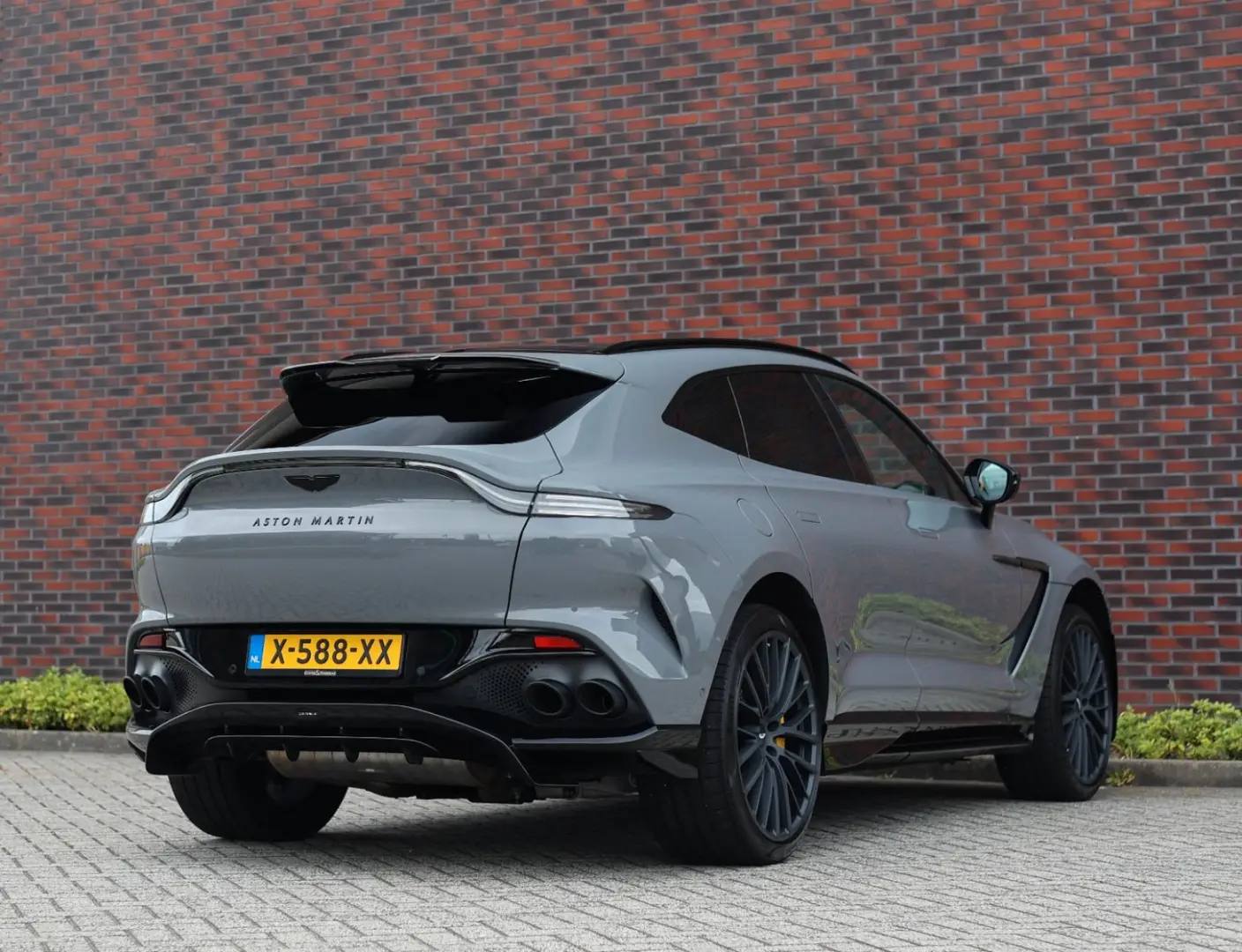 DBX 4.0 V8 707 | China Grey - Carbon Pack