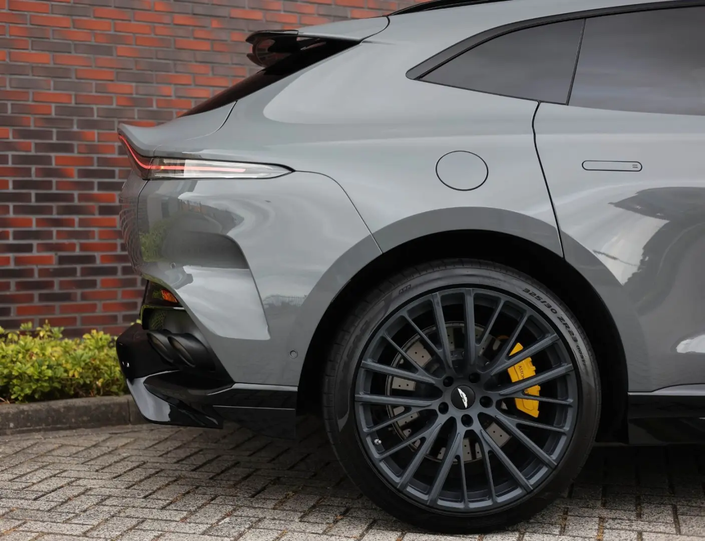 DBX 4.0 V8 707 | China Grey - Carbon Pack