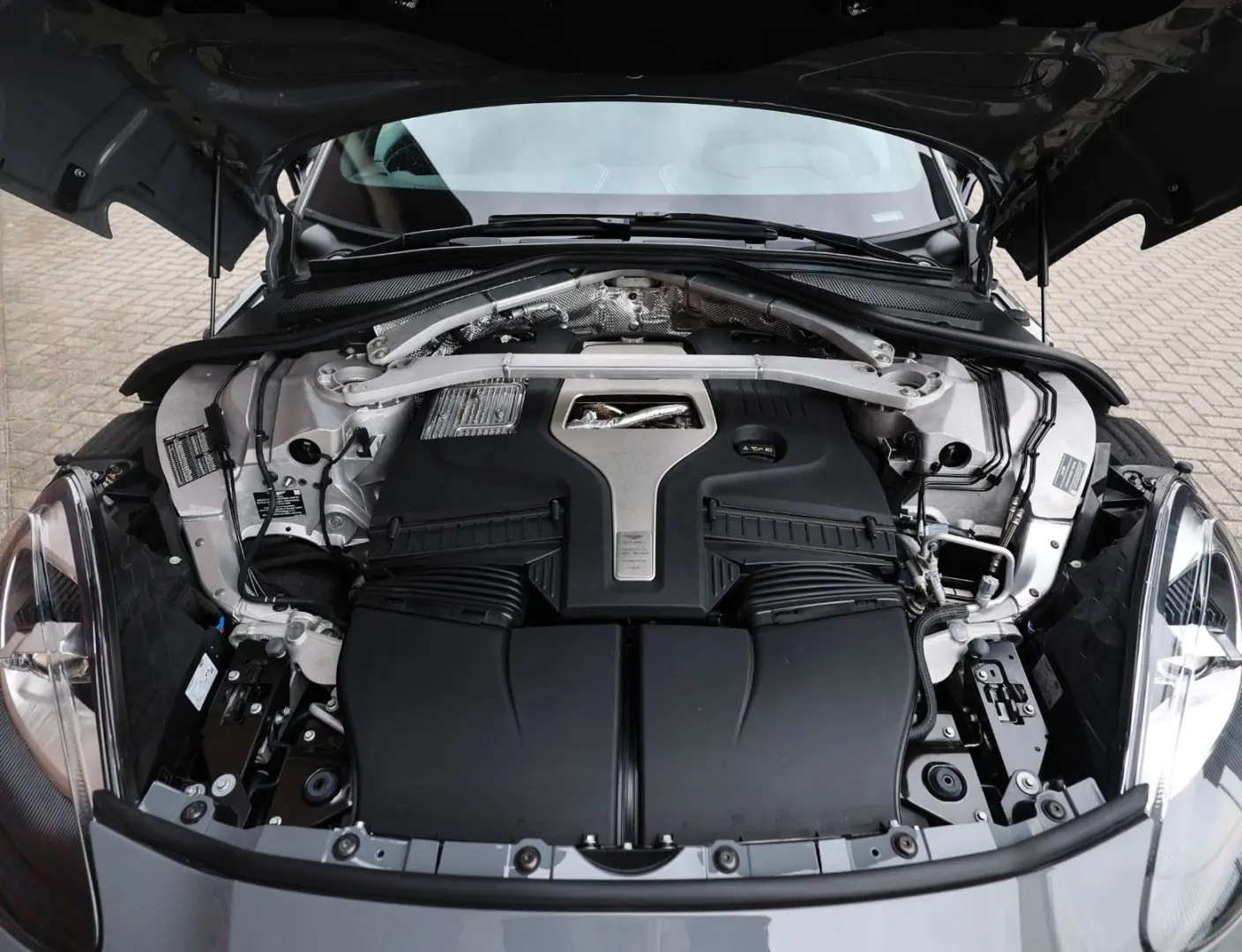 DBX 4.0 V8 707 | China Grey - Carbon Pack