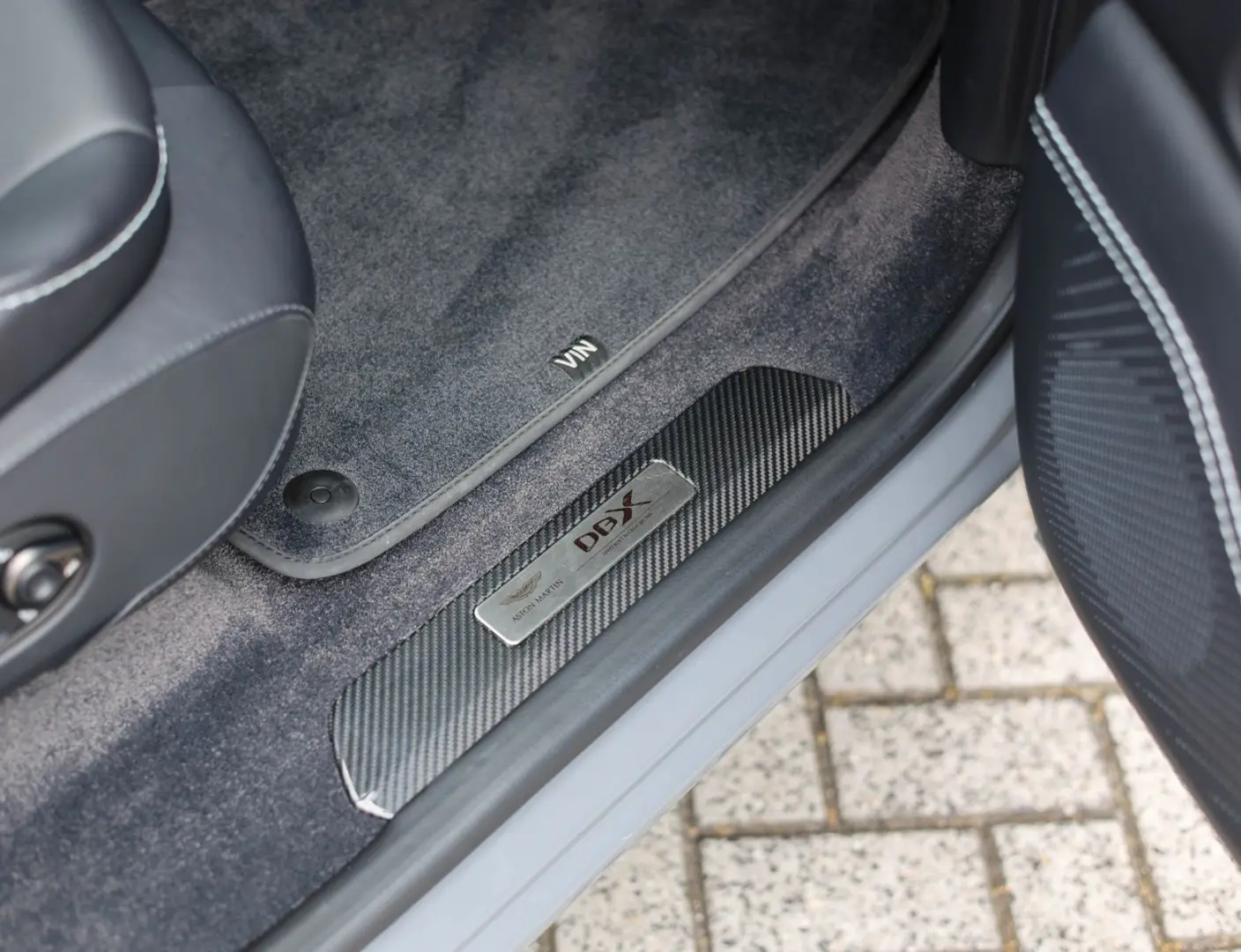 DBX 4.0 V8 707 | China Grey - Carbon Pack