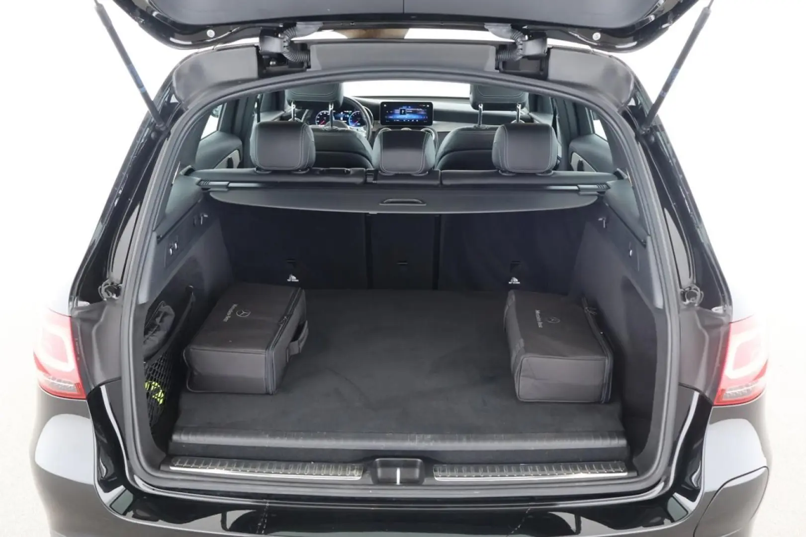 GLC 300 e 4M AMG Distronic Pano MBUX SHZ LED