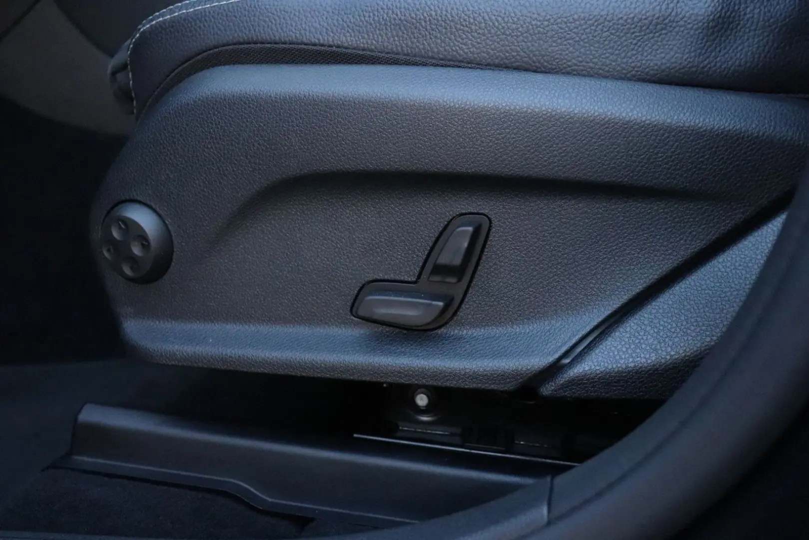 GLC 300 300e 4MATIC AMG Premium Plus | LEDER | P
