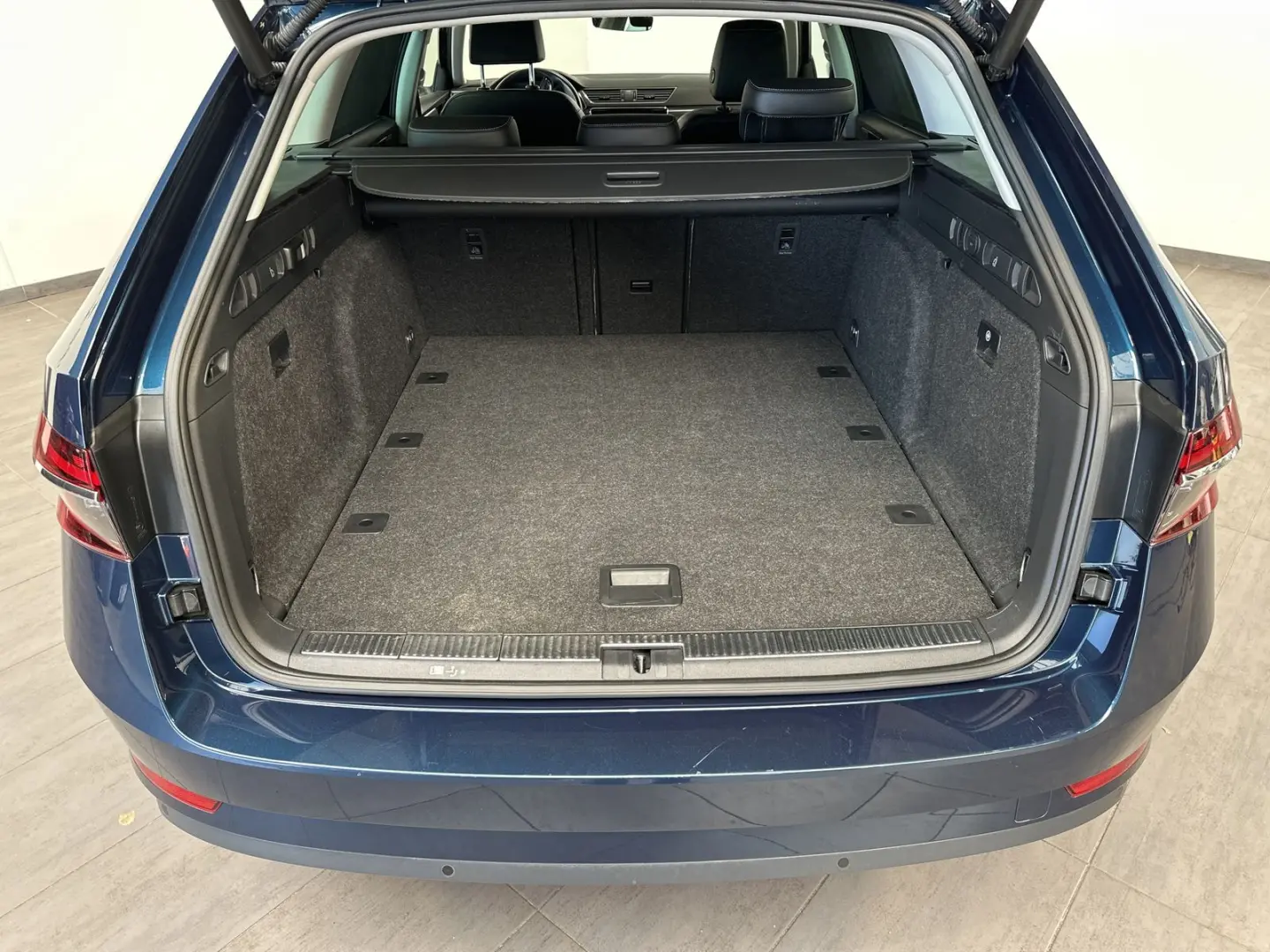 Superb Combi 2.0 TDI Premium Edition NAV+LED+AHK