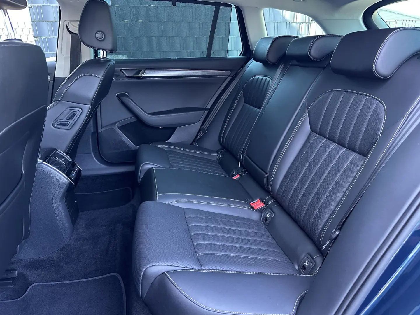 Superb Combi 2.0 TDI Premium Edition NAV+LED+AHK