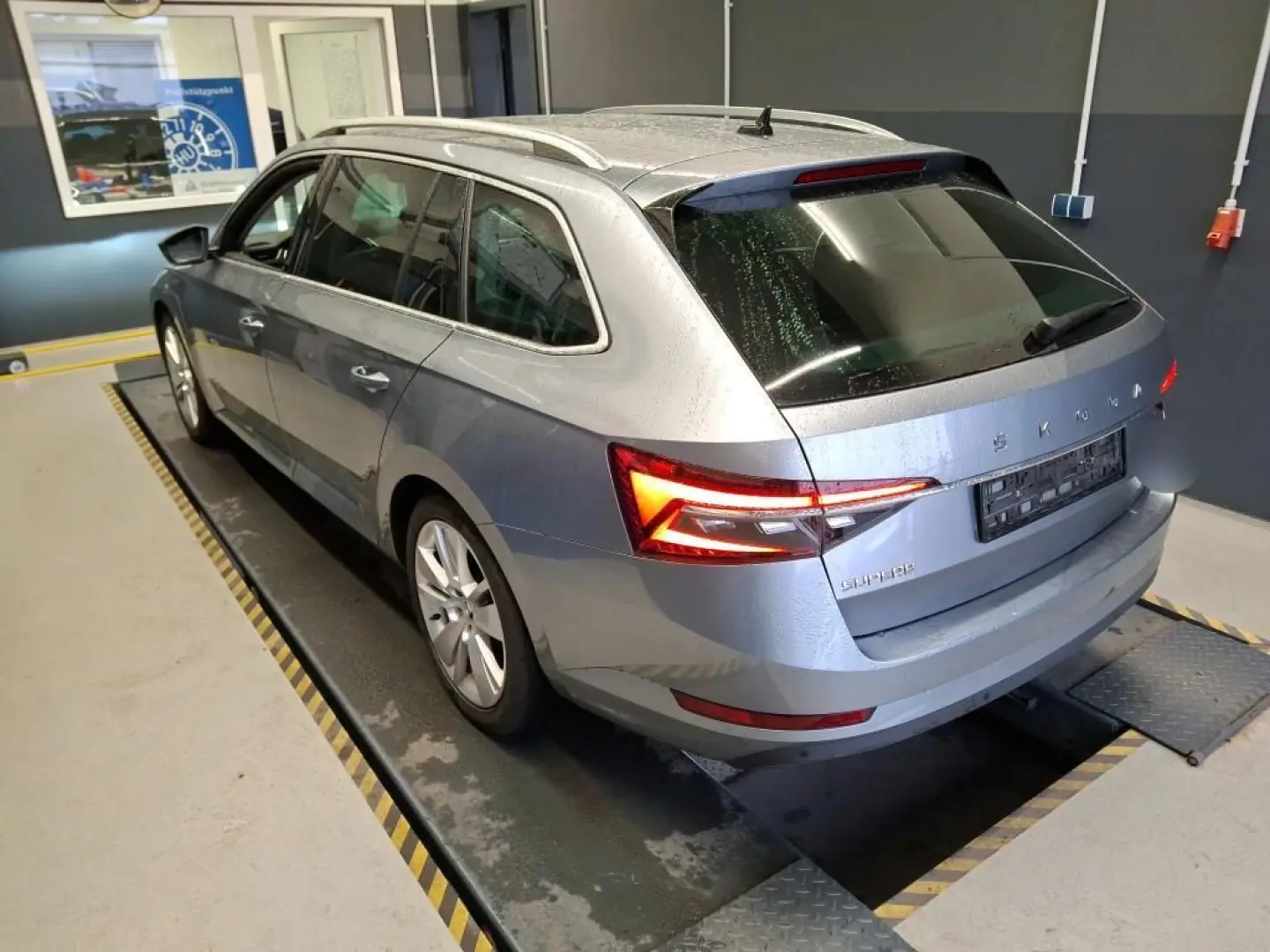 SUPERB COMBI 2.0TDi PREMIUM EDITION ACC/VC/KAM.