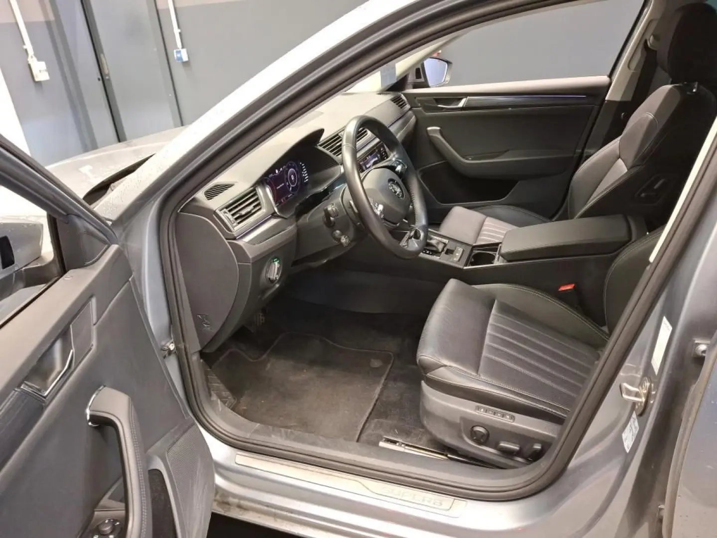 SUPERB COMBI 2.0TDi PREMIUM EDITION ACC/VC/KAM.