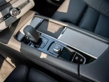 XC90 T8 Plus Bright AWD H/K PANO 360-GRAD-KAMERA