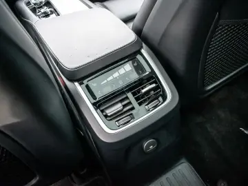 XC90 Plus Bright Recharge Plug-In Hybrid AWD T8 