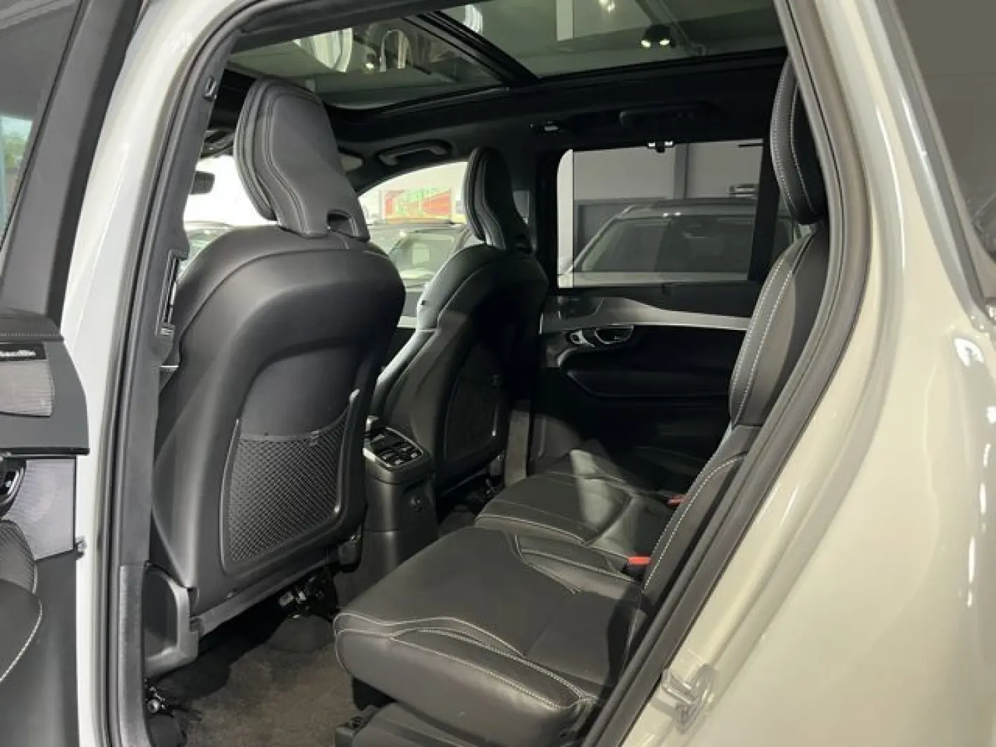 XC90 T8 Ultimate Bright Recharge AWD UPE103K B&W