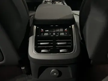 XC90 T8 Ultimate Bright Recharge AWD UPE103K B&W