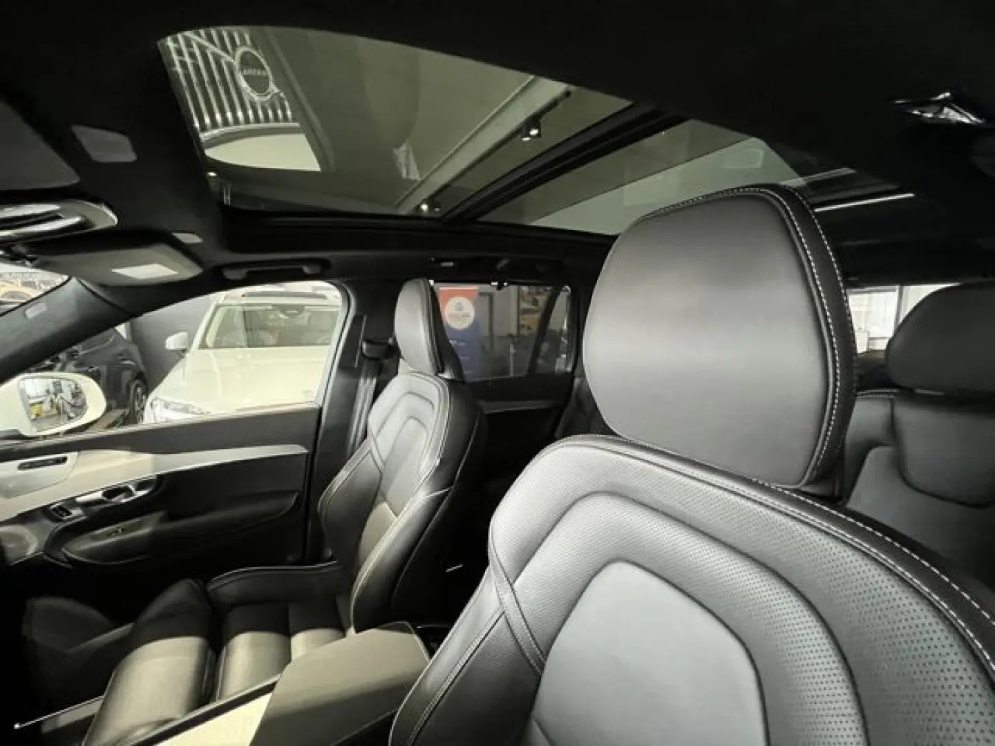 XC90 T8 Ultimate Bright Recharge AWD UPE103K B&W