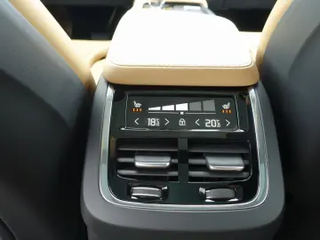 XC90 Plus Dark T8 AWD /FourC/AHK/Pano/360°Cam