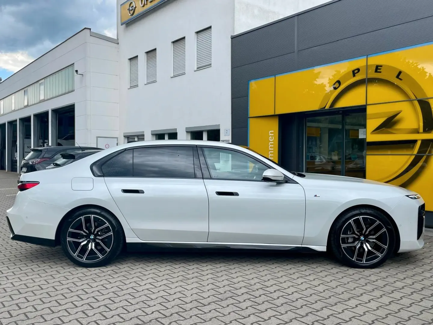 740d xDrive M Sport *B&W*360°KAM*AHK*HEAD UP*SKY