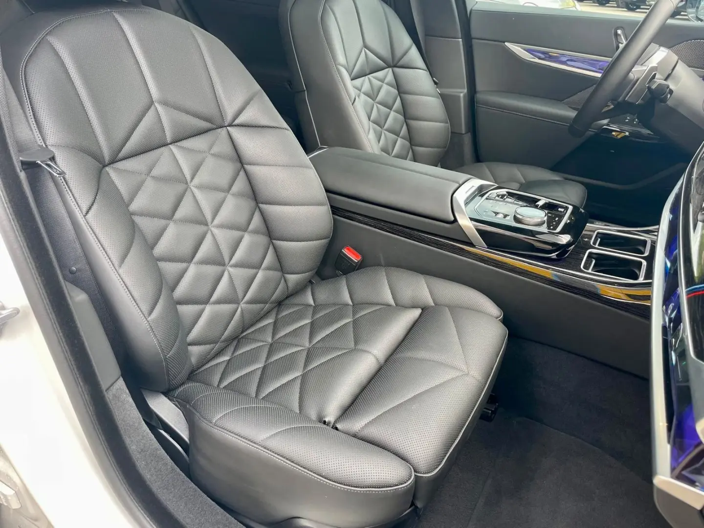 740d xDrive M Sport *B&W*360°KAM*AHK*HEAD UP*SKY