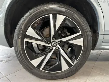 XC90 T8 AWD R-Design 7-Sitzer NAV+LED+AHK+PANORA
