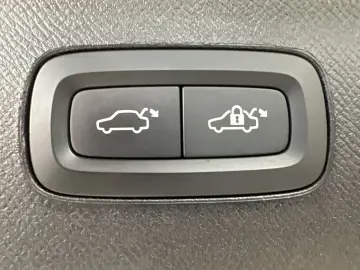 XC90 T8 AWD R-Design 7-Sitzer NAV+LED+AHK+PANORA