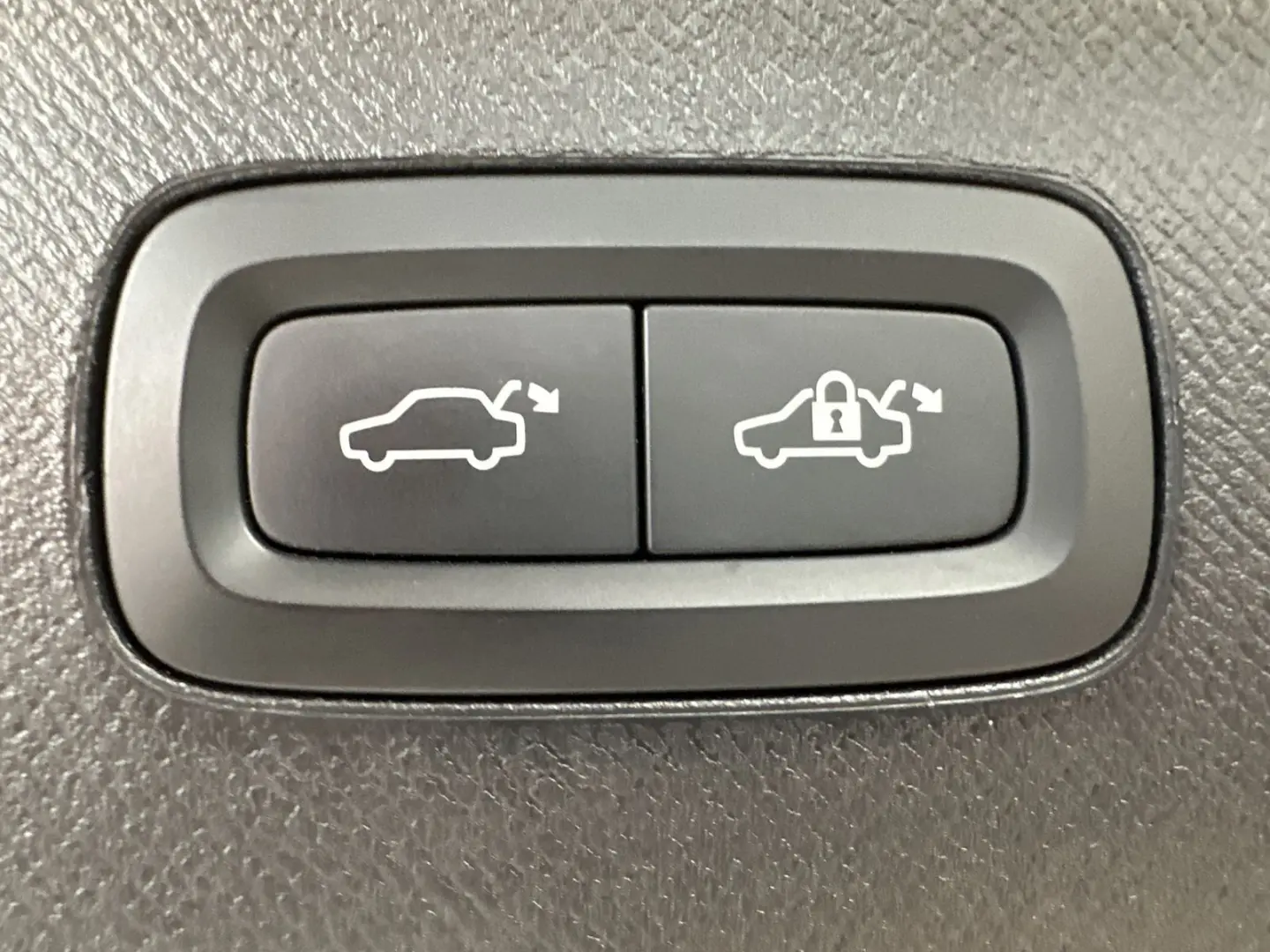 XC90 T8 AWD R-Design 7-Sitzer NAV+LED+AHK+PANORA