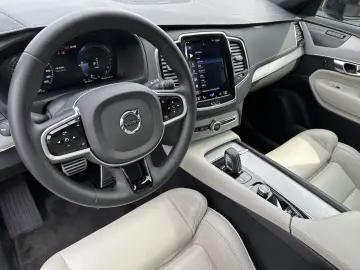 XC90 T8 AWD R-Design 7-Sitzer NAV+LED+AHK+PANORA