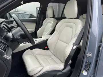 XC90 T8 AWD R-Design 7-Sitzer NAV+LED+AHK+PANORA