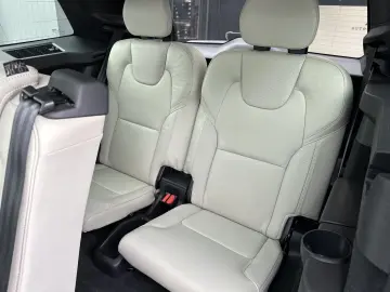 XC90 T8 AWD R-Design 7-Sitzer NAV+LED+AHK+PANORA