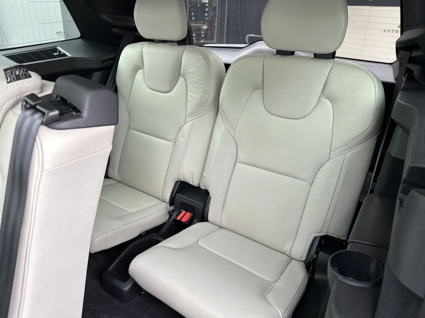 XC90 T8 AWD R-Design 7-Sitzer NAV+LED+AHK+PANORA