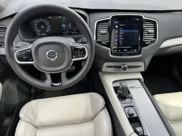 XC90 T8 AWD R-Design 7-Sitzer NAV+LED+AHK+PANORA