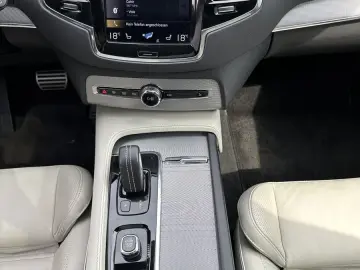 XC90 T8 AWD R-Design 7-Sitzer NAV+LED+AHK+PANORA
