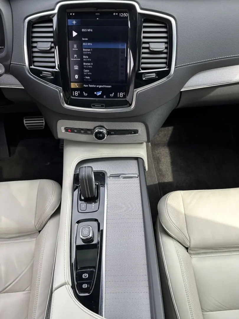 XC90 T8 AWD R-Design 7-Sitzer NAV+LED+AHK+PANORA