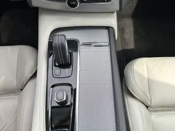 XC90 T8 AWD R-Design 7-Sitzer NAV+LED+AHK+PANORA