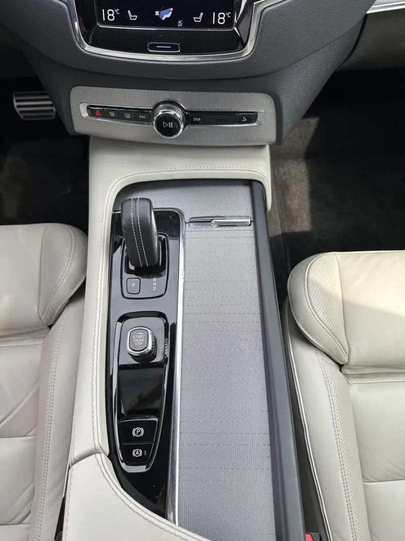 XC90 T8 AWD R-Design 7-Sitzer NAV+LED+AHK+PANORA