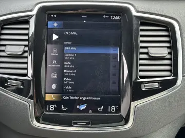 XC90 T8 AWD R-Design 7-Sitzer NAV+LED+AHK+PANORA