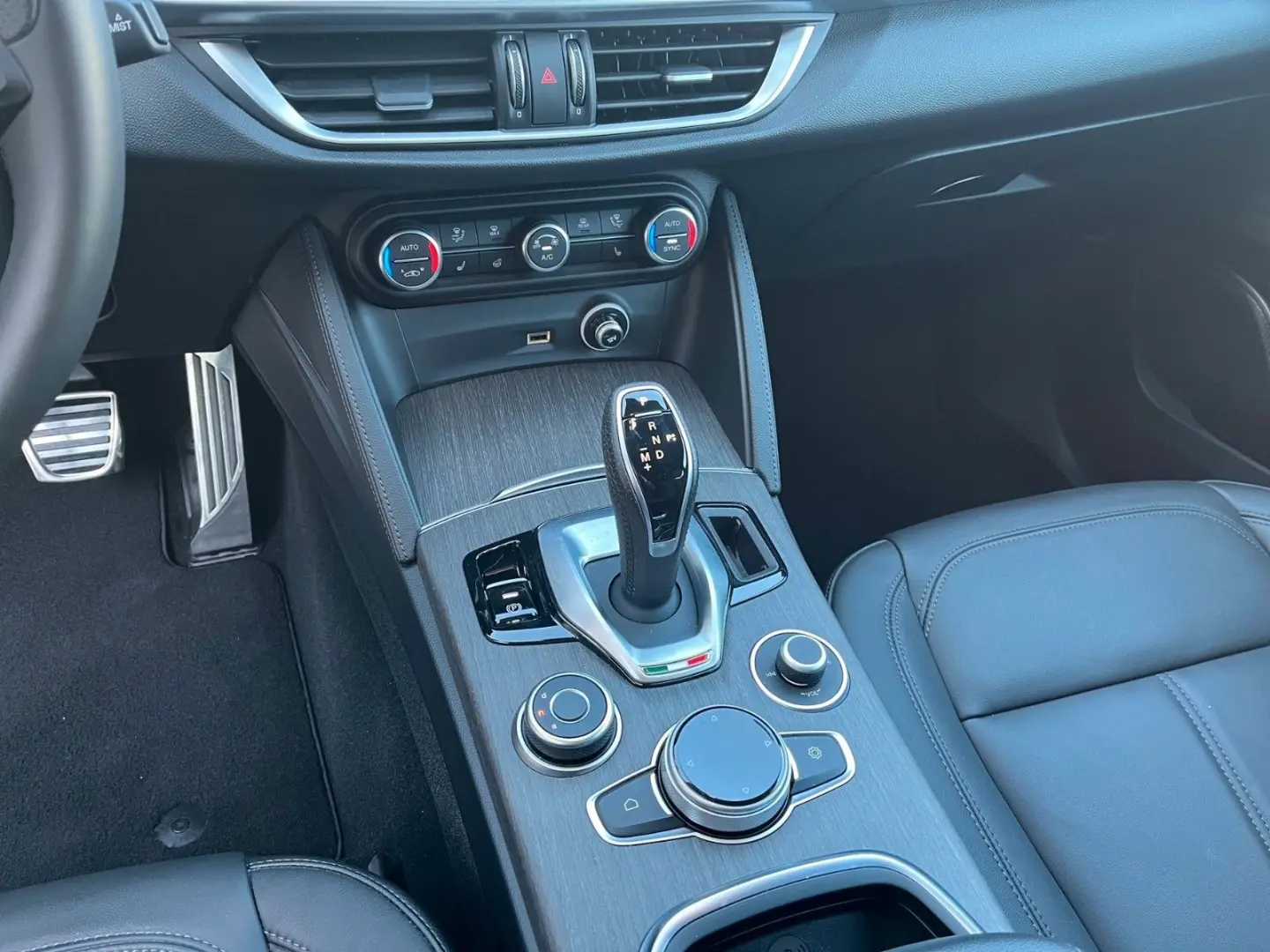 Stelvio TI 2.0 AT8 16V 280 PS AT8 Q4 NAVI/ASSIST