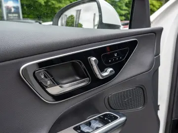 GLC 220 d 4M Avantgarde/LED/Cam/Pano/AHK/Memo/18