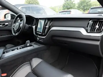 XC60 B4 R-Design SHZ NAVI W-LAN FACEL. LED 360°