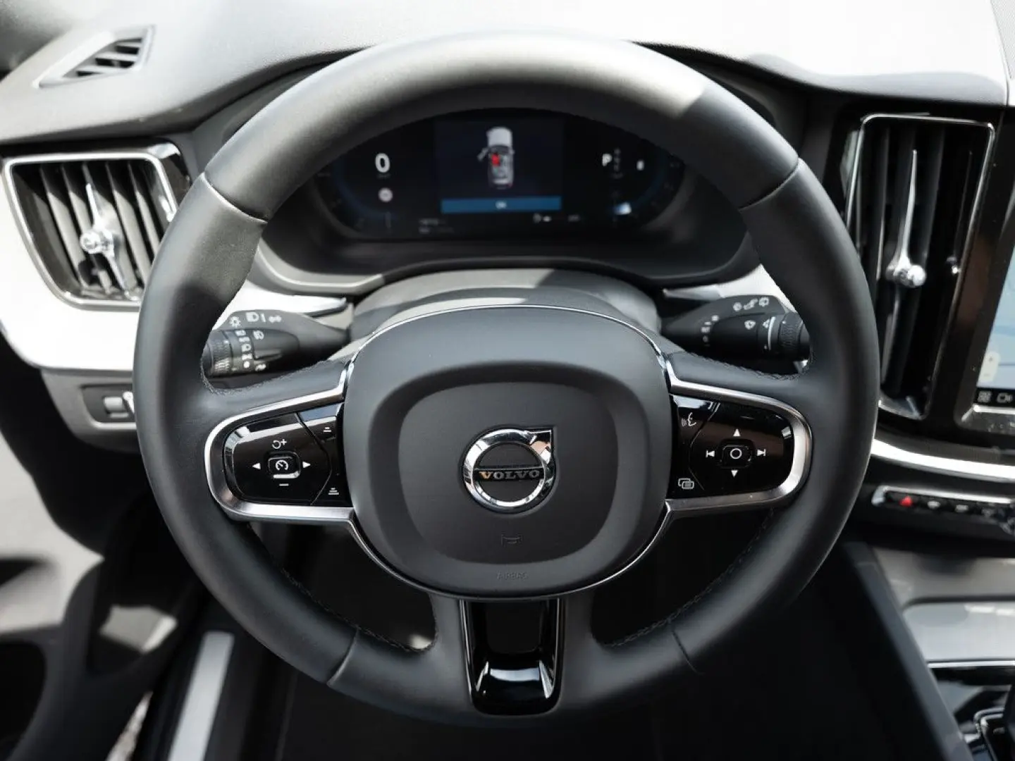 XC60 B4 R-Design SHZ NAVI W-LAN FACEL. LED 360°