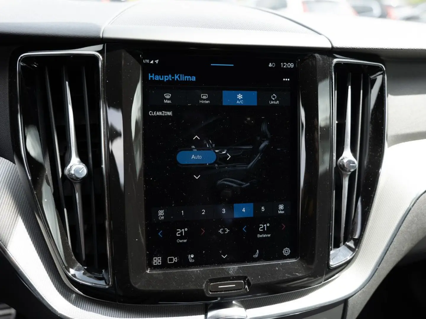 XC60 B4 R-Design SHZ NAVI W-LAN FACEL. LED 360°