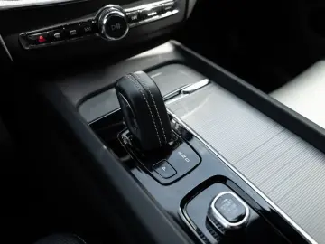 XC60 B4 R-Design SHZ NAVI W-LAN FACEL. LED 360°