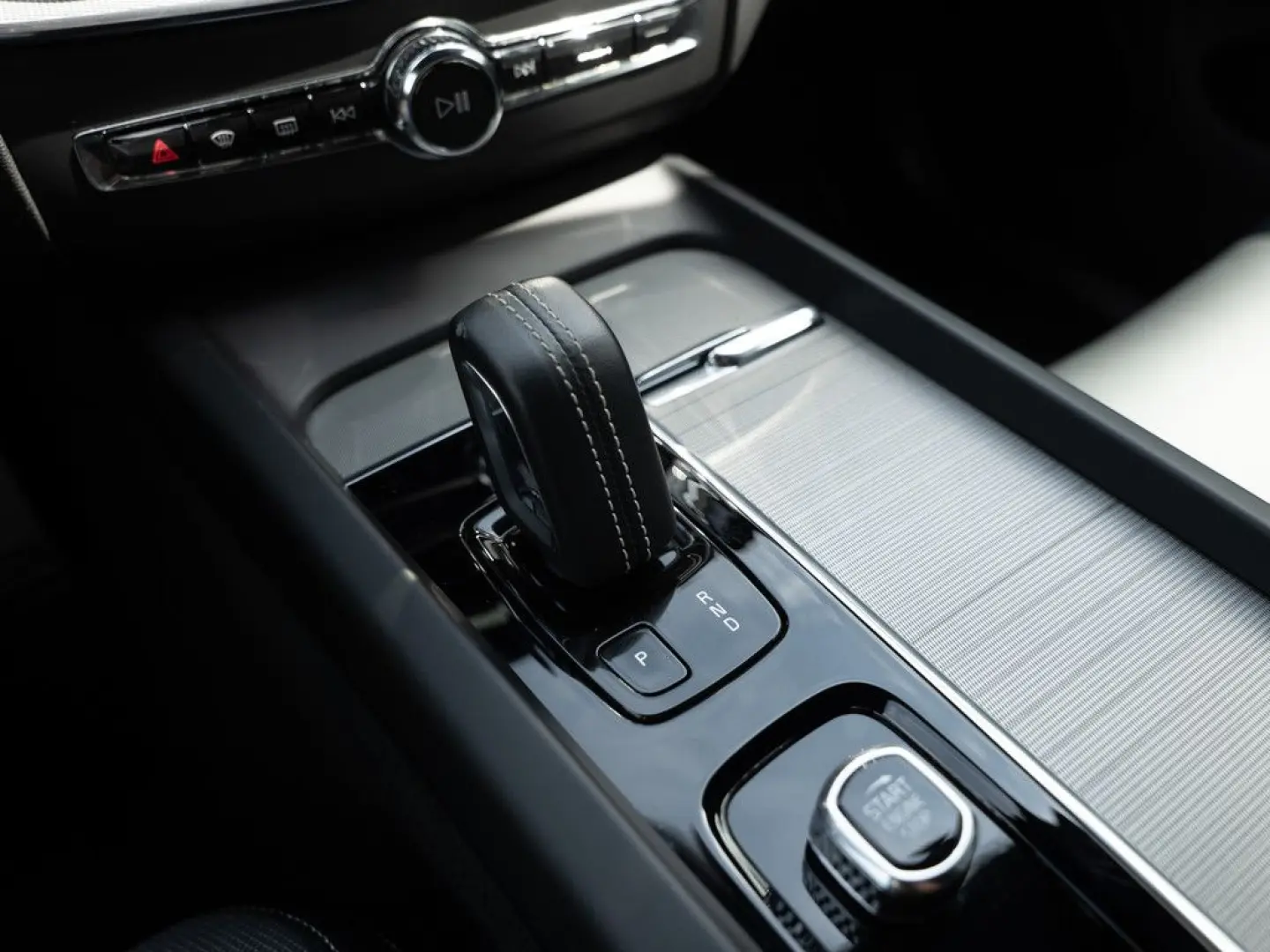 XC60 B4 R-Design SHZ NAVI W-LAN FACEL. LED 360°
