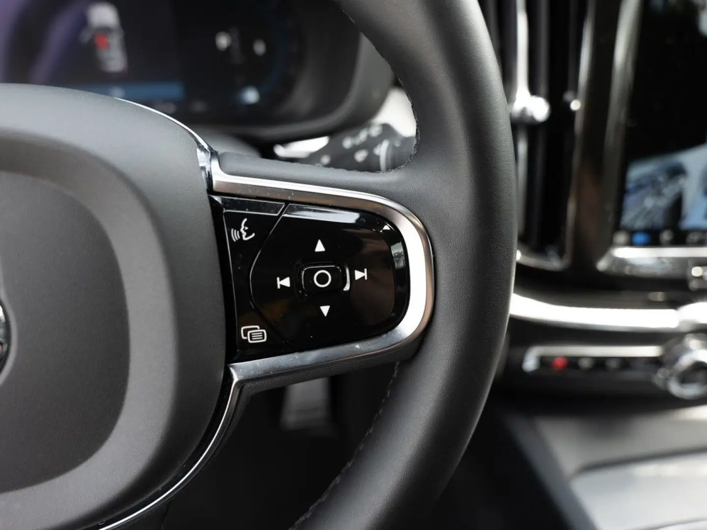 XC60 B4 R-Design SHZ NAVI W-LAN FACEL. LED 360°
