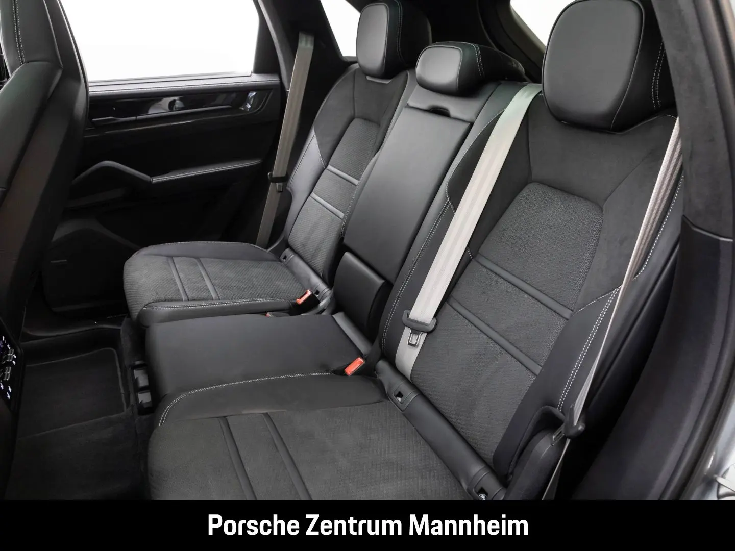 Cayenne GTS Carbon Design Paket AHK HA-Lenkung S