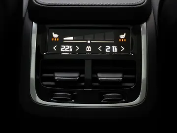 XC90 T8 Ultra Dark Recharge Plug-In Hybrid AWD