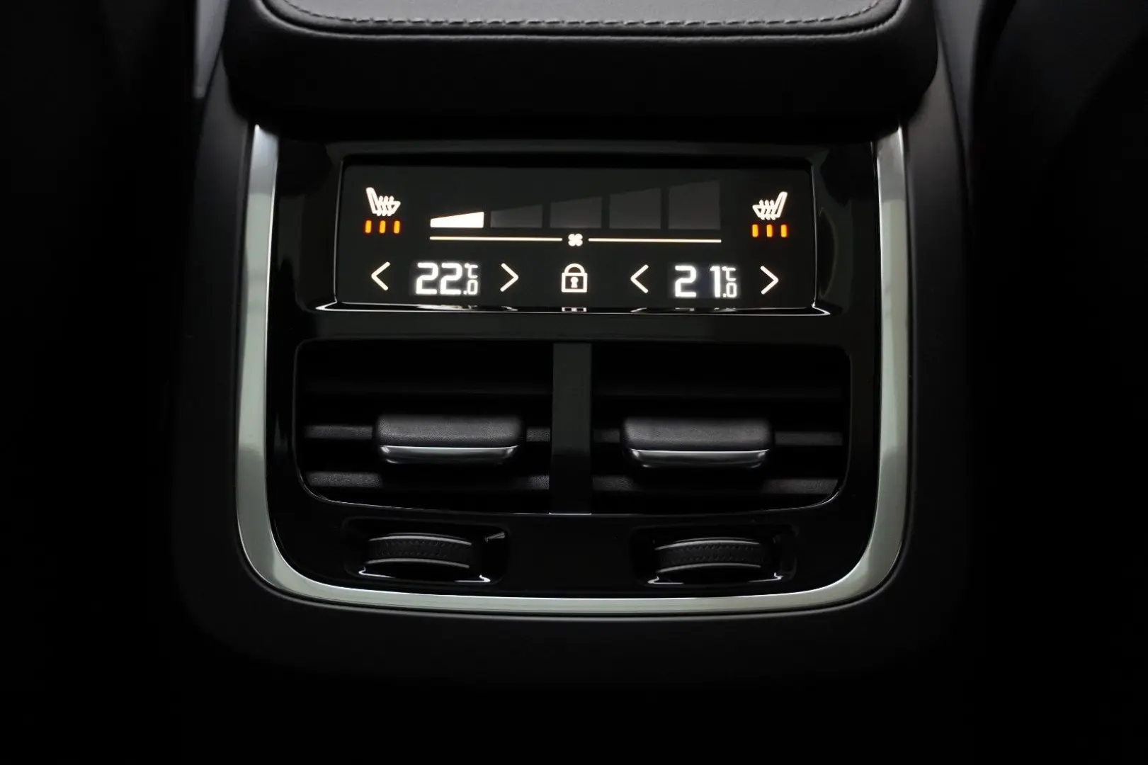 XC90 T8 Ultra Dark Recharge Plug-In Hybrid AWD