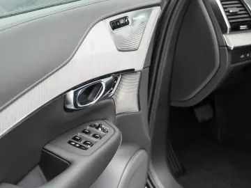 XC90 T8 Ultra Dark Recharge Plug-In Hybrid AWD