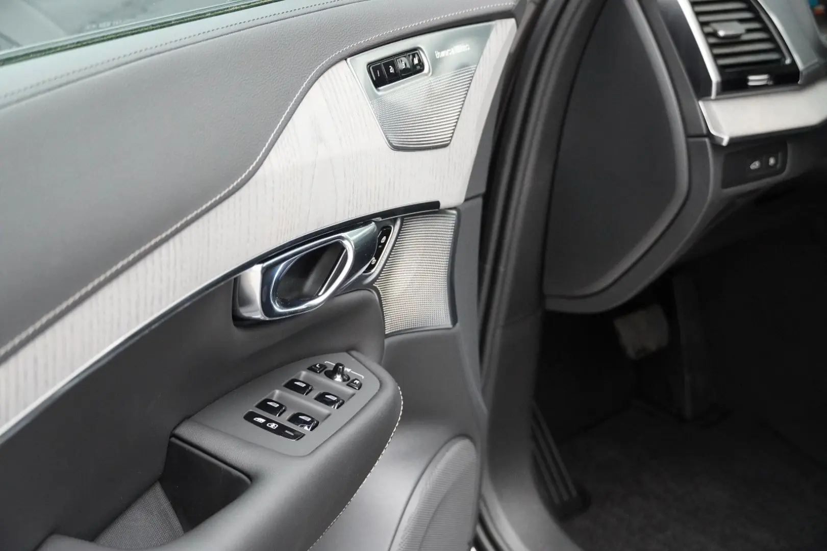 XC90 T8 Ultra Dark Recharge Plug-In Hybrid AWD