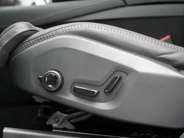 XC90 T8 Ultra Dark Recharge Plug-In Hybrid AWD