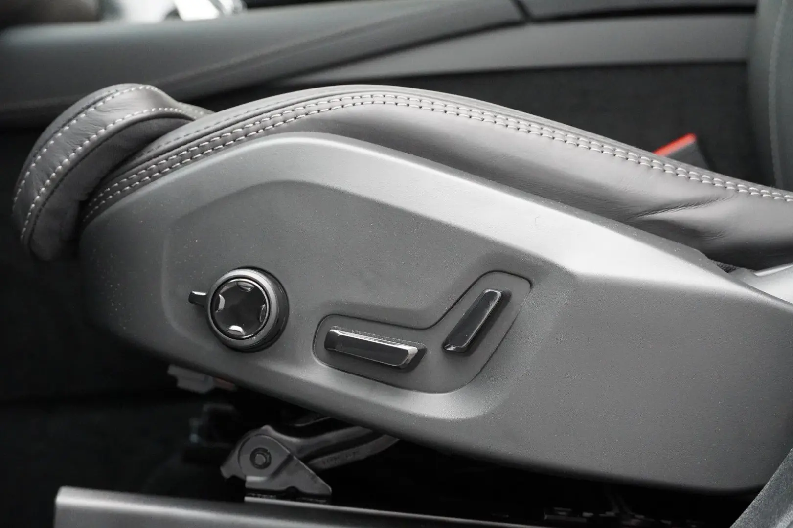 XC90 T8 Ultra Dark Recharge Plug-In Hybrid AWD