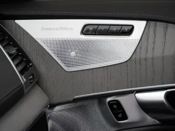 XC90 T8 Ultra Dark Recharge Plug-In Hybrid AWD