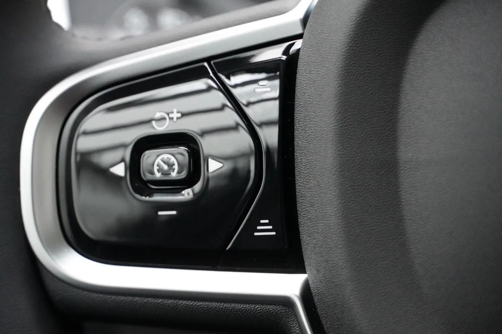 XC90 T8 Ultra Dark Recharge Plug-In Hybrid AWD